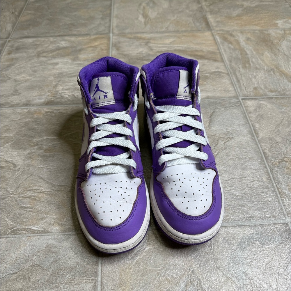 Air Jordan 1 Mid Purple Venom GS Girls Shoe Size 5Y Purple DQ8423-511 Preowned